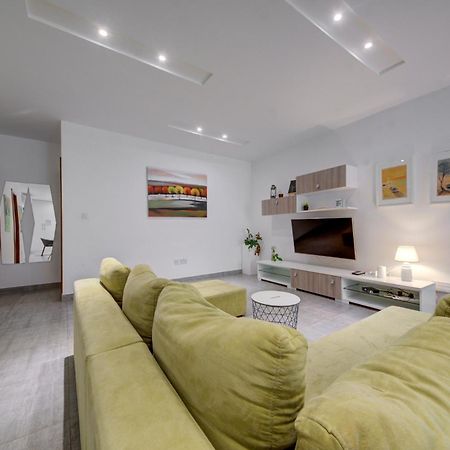 Top Floor Apt With Common Pool Close To All Amenities 圣保罗湾城 外观 照片