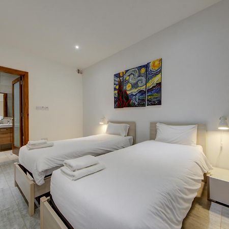 Top Floor Apt With Common Pool Close To All Amenities 圣保罗湾城 外观 照片