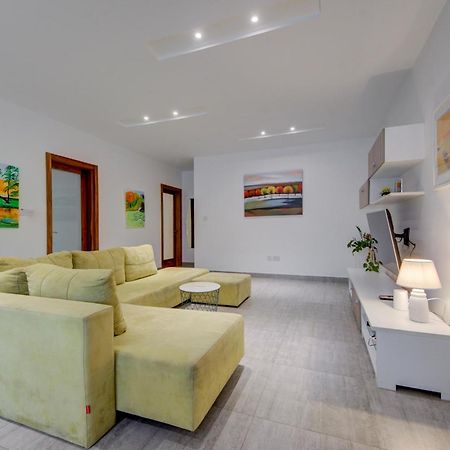 Top Floor Apt With Common Pool Close To All Amenities 圣保罗湾城 外观 照片