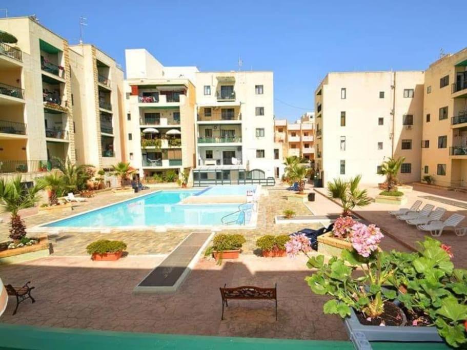 Top Floor Apt With Common Pool Close To All Amenities 圣保罗湾城 外观 照片