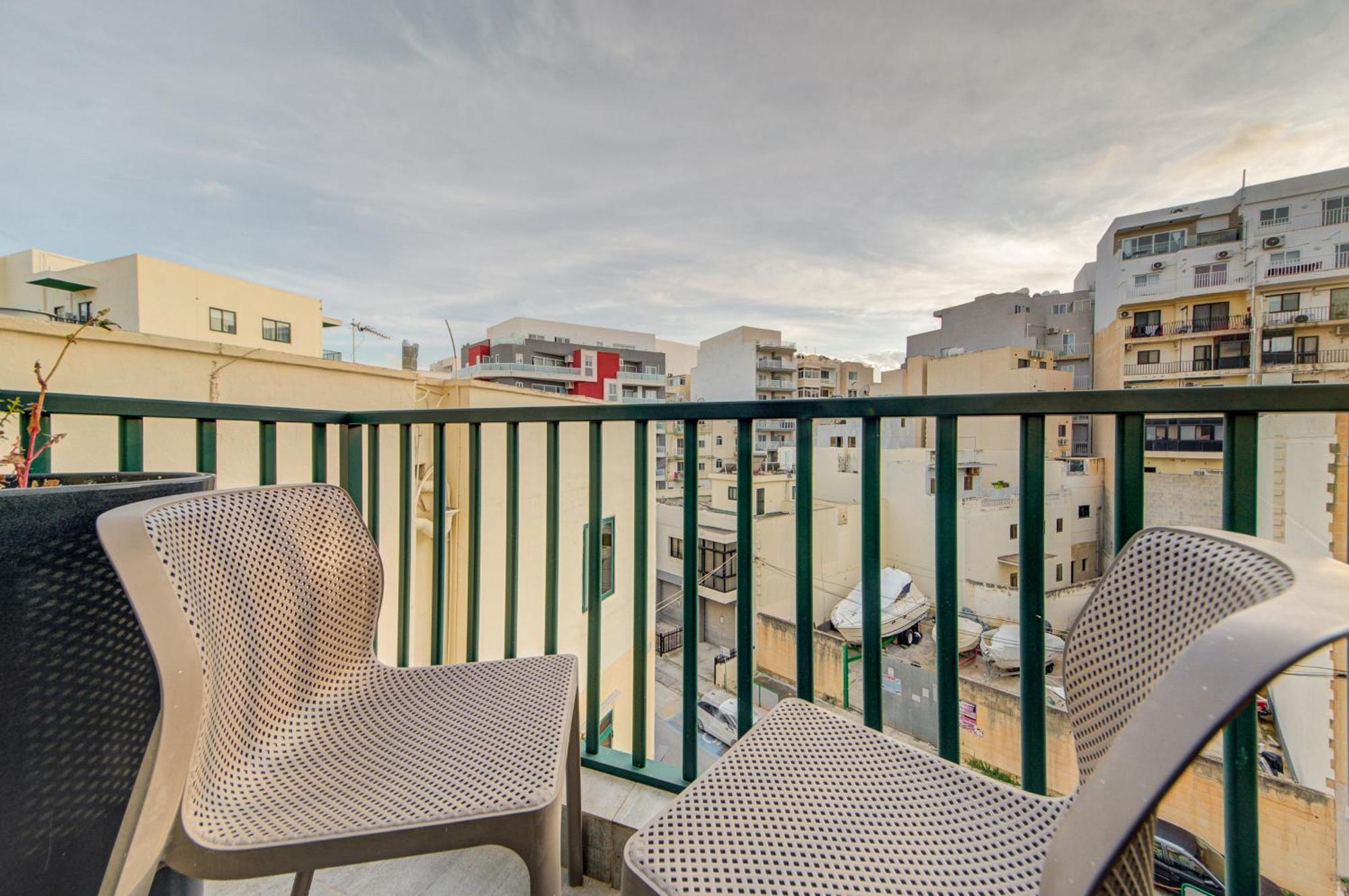 Top Floor Apt With Common Pool Close To All Amenities 圣保罗湾城 外观 照片