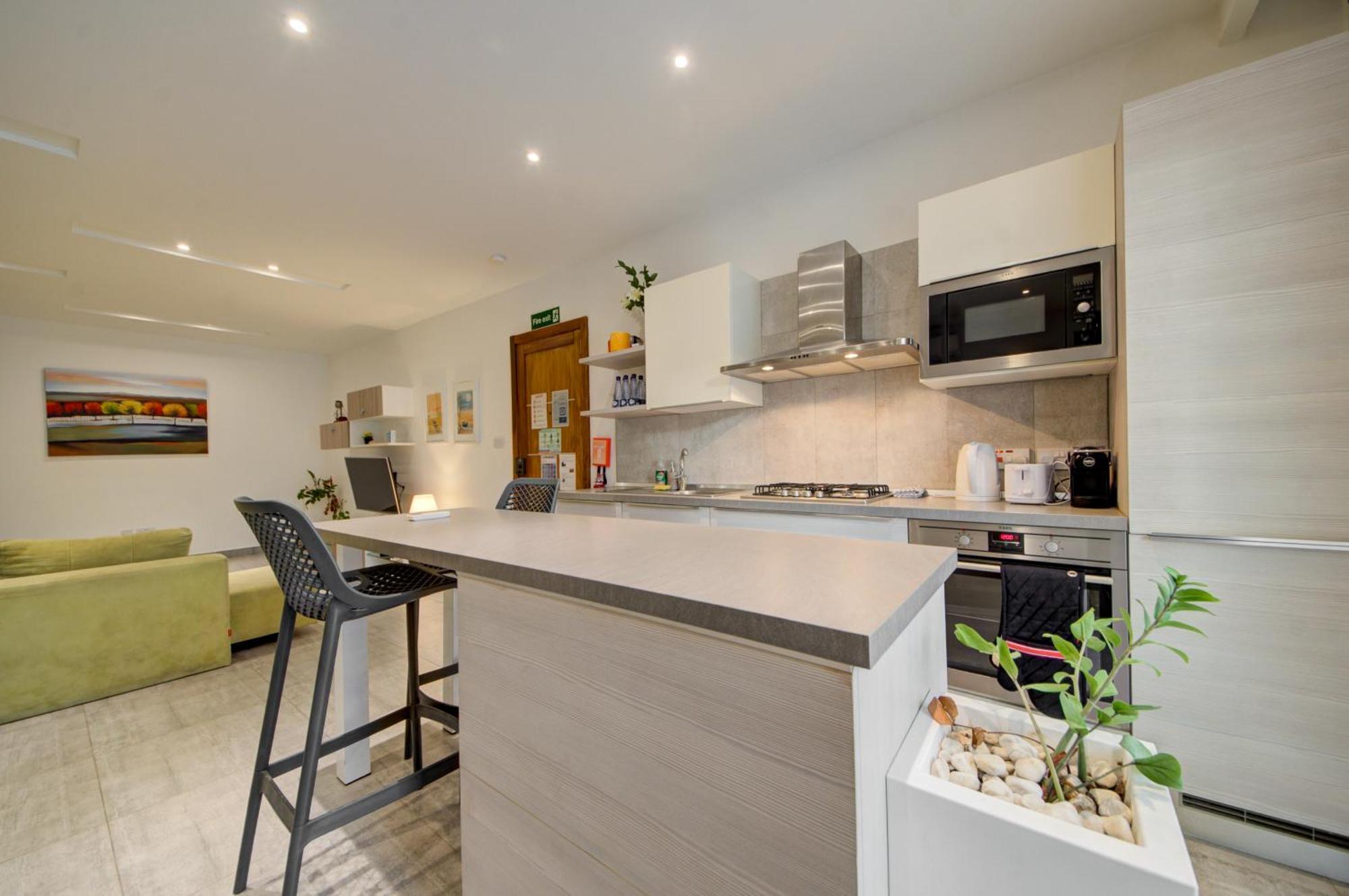 Top Floor Apt With Common Pool Close To All Amenities 圣保罗湾城 外观 照片