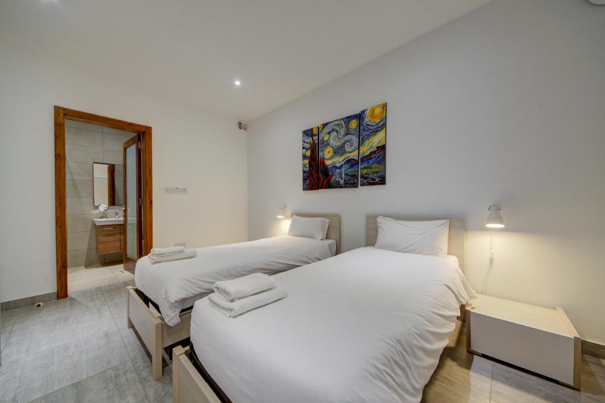 Top Floor Apt With Common Pool Close To All Amenities 圣保罗湾城 外观 照片
