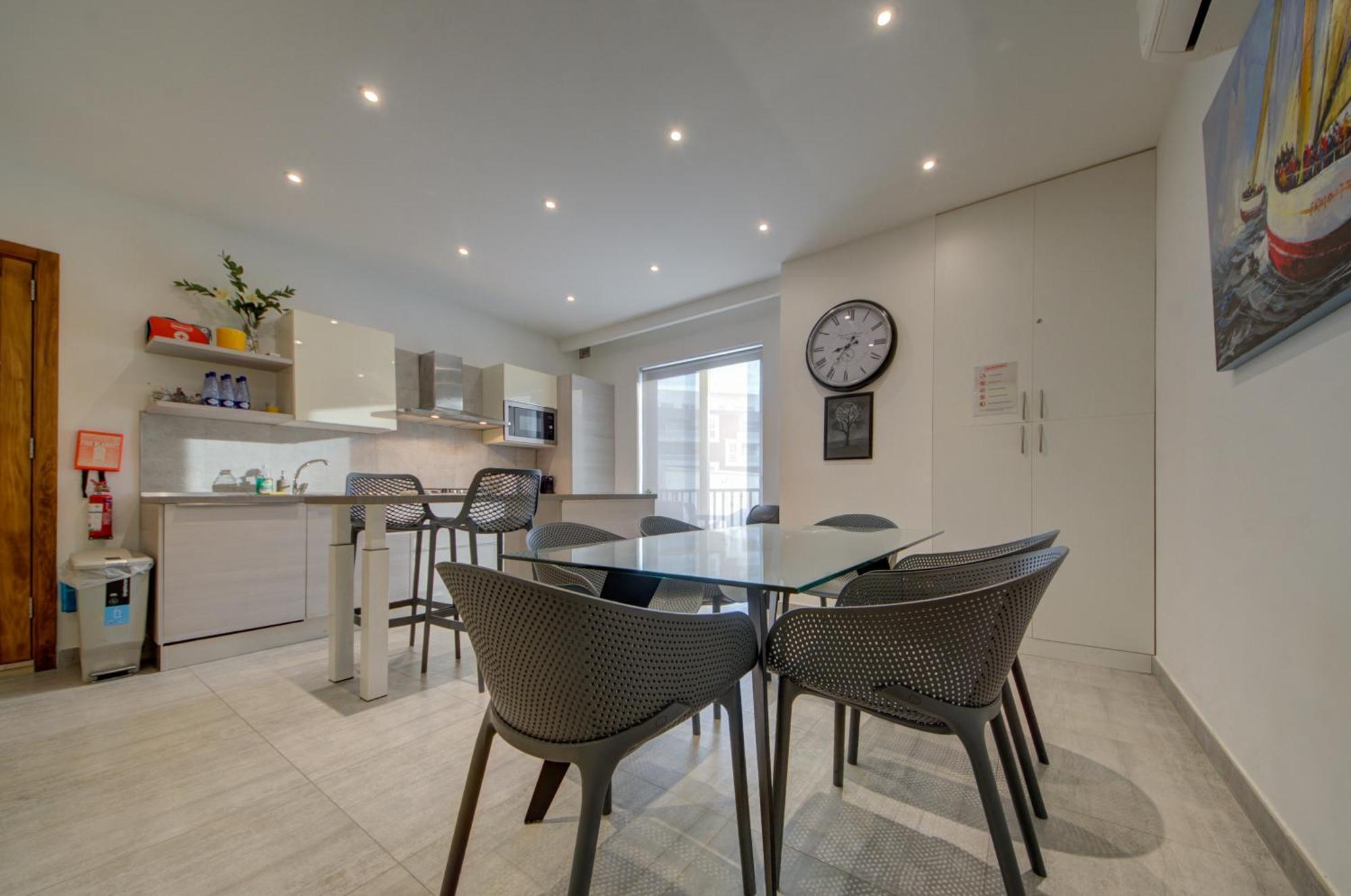 Top Floor Apt With Common Pool Close To All Amenities 圣保罗湾城 外观 照片