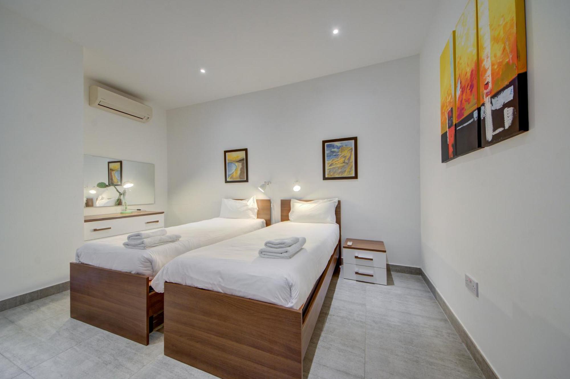 Top Floor Apt With Common Pool Close To All Amenities 圣保罗湾城 外观 照片