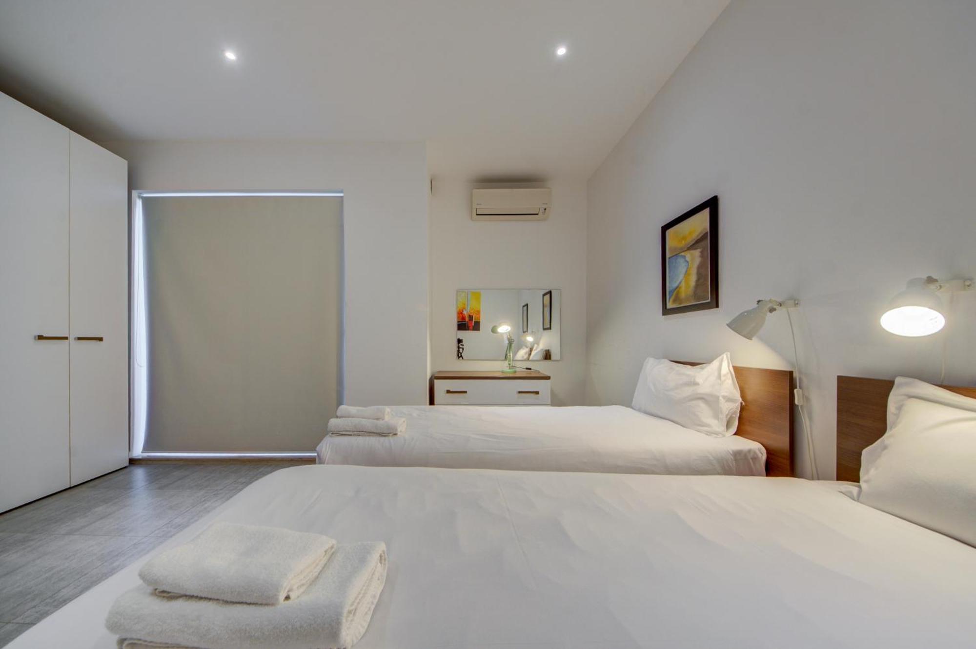 Top Floor Apt With Common Pool Close To All Amenities 圣保罗湾城 外观 照片
