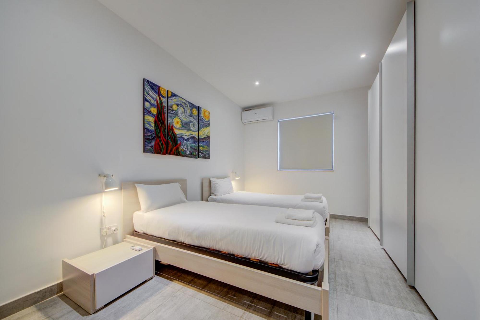 Top Floor Apt With Common Pool Close To All Amenities 圣保罗湾城 外观 照片