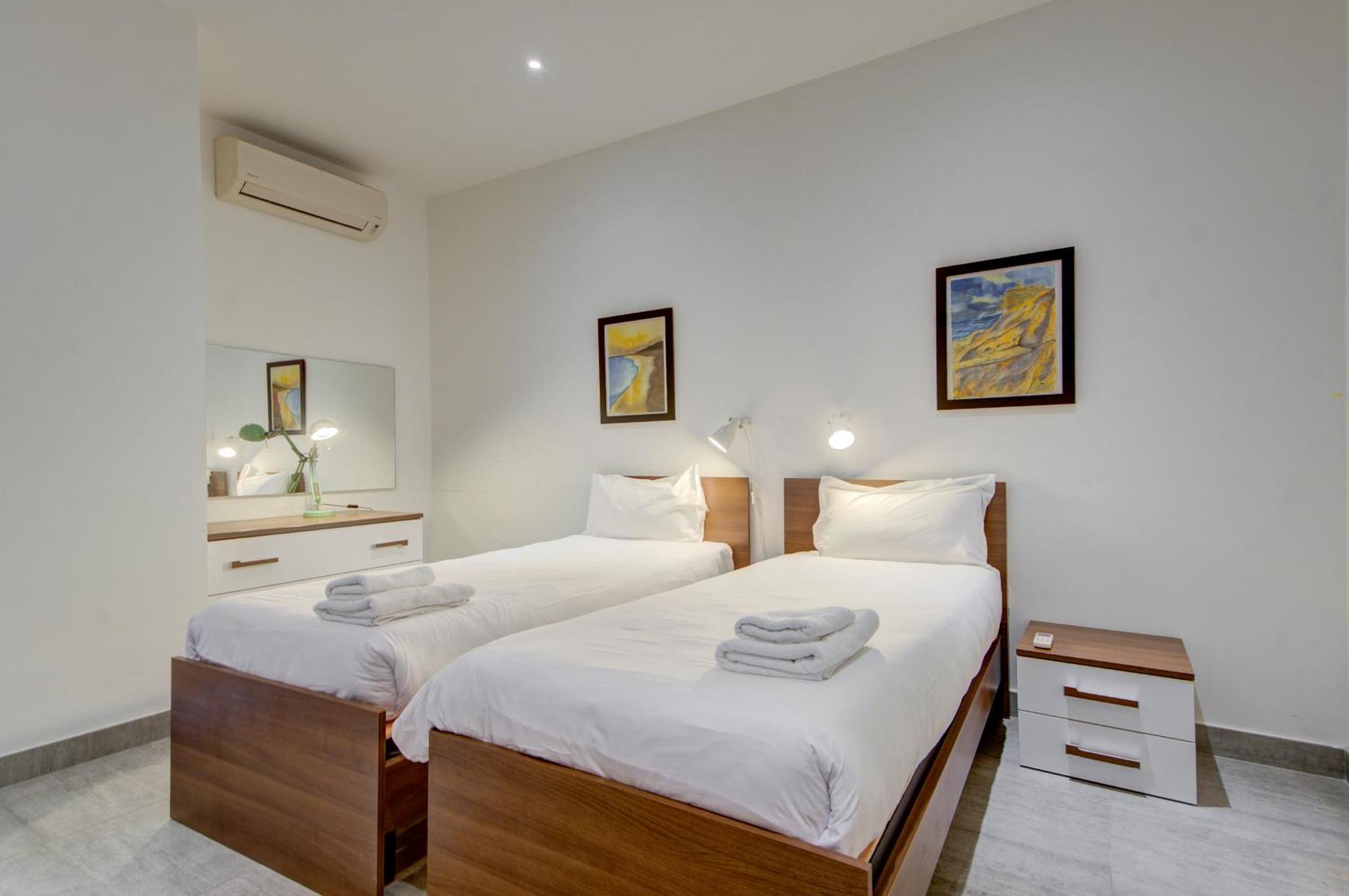Top Floor Apt With Common Pool Close To All Amenities 圣保罗湾城 外观 照片